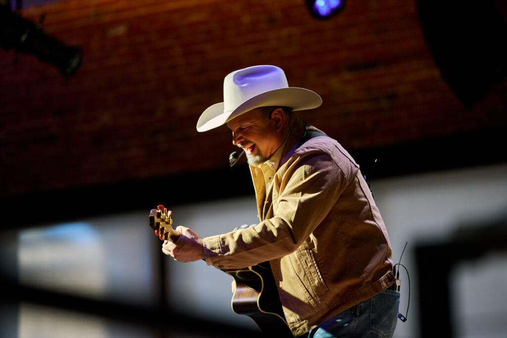 This image has an empty alt attribute; its file name is GARTH_BROOKS_2021_02_26_RIAA_HONORS_BEN_KREBS_141908-1024x683.jpg