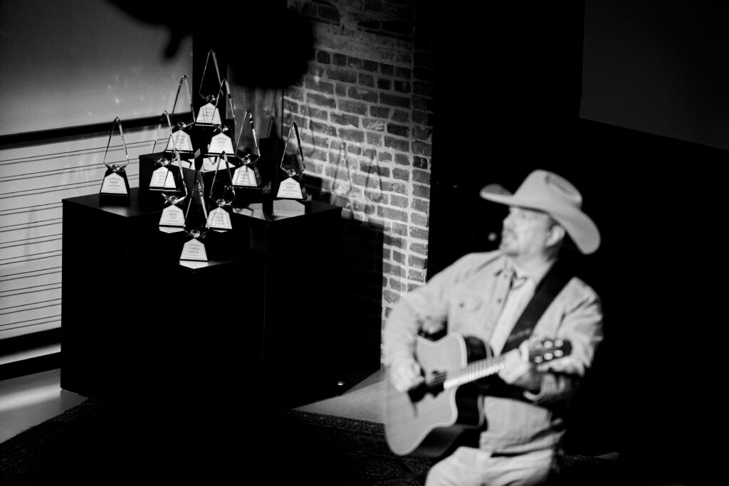 This image has an empty alt attribute; its file name is GARTH_BROOKS_2021_02_26_RIAA_HONORS_BEN_KREBS_142004-1024x683.jpg