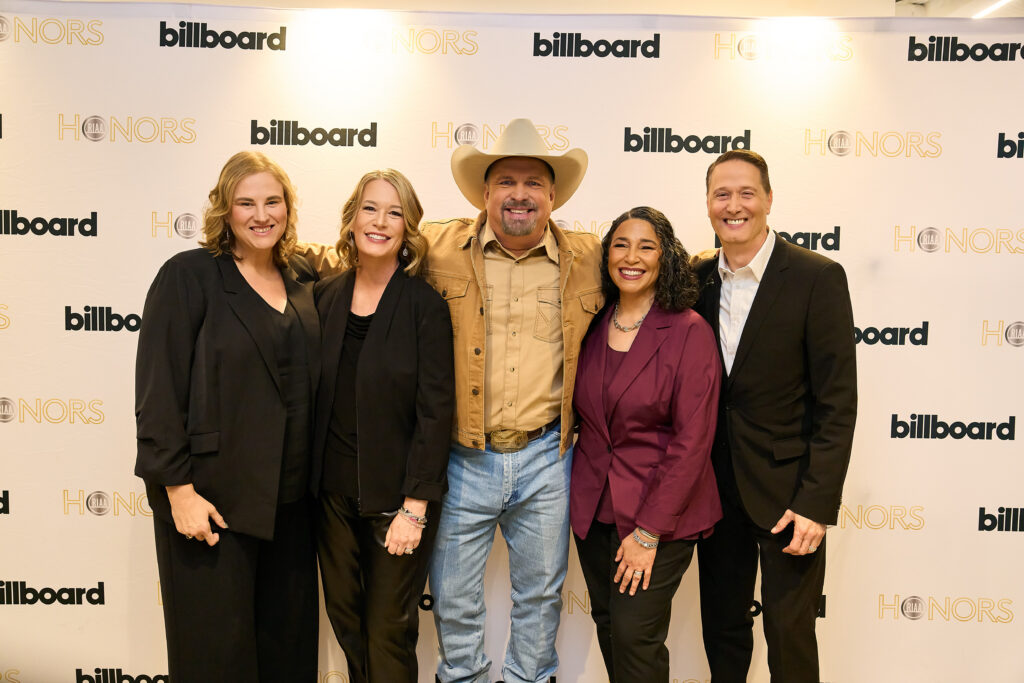 This image has an empty alt attribute; its file name is GARTH_BROOKS_2026_06_03_RIAA_HONORS_BEN_KREBS_142092-1024x683.jpg